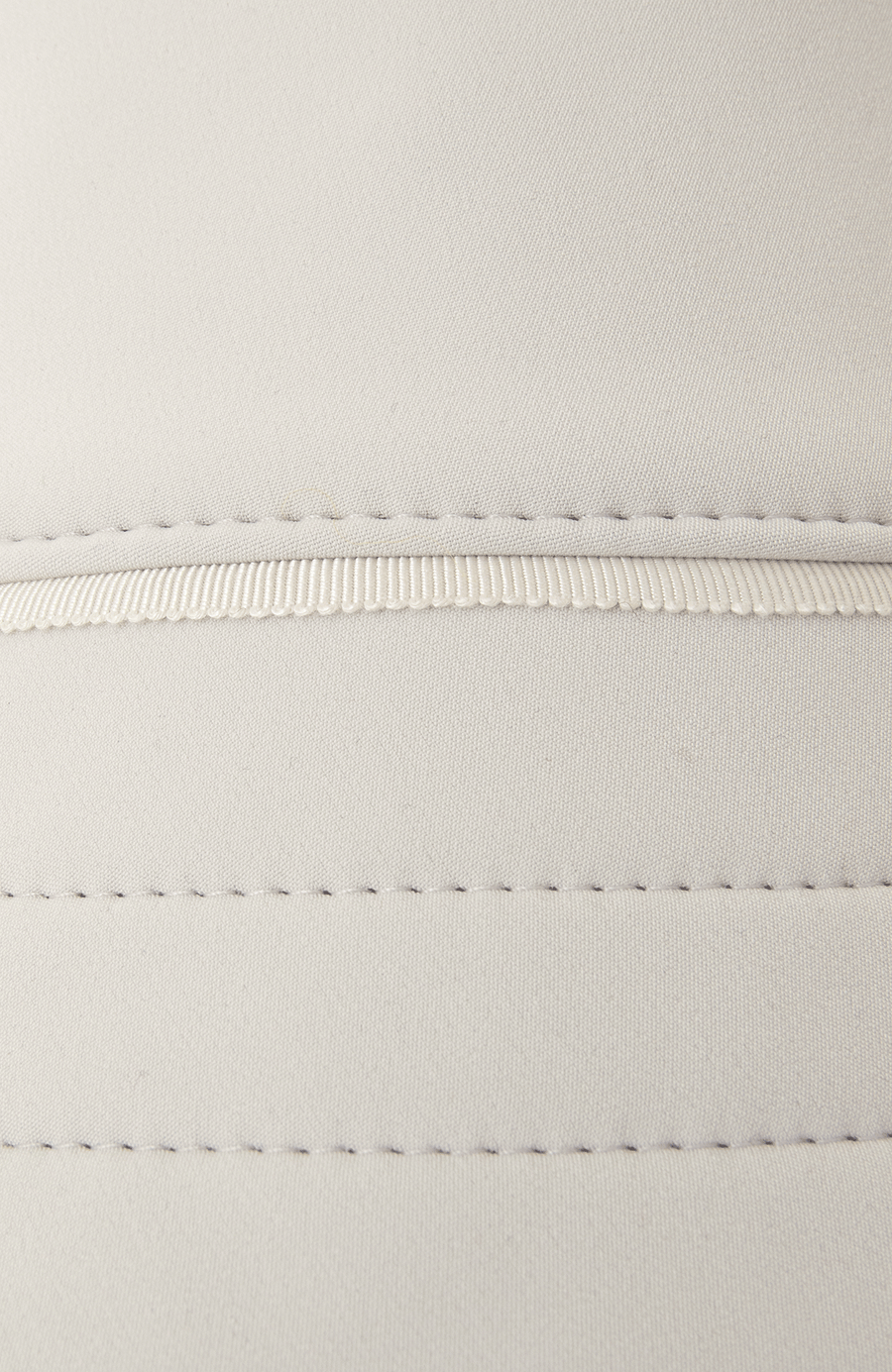 Hat-S Fischerhut aus Schöller Softshell. Nahtbetonung dank Ripsband. Krempe mit Dreifachnaht. Wind- und wasserabweisend, bi-elastisch für Formstabilität und Passgenauigkeit. In der Farbe Weiß-Beige (Farbe: sandstone)