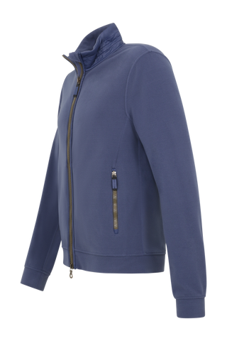 Herren Fleecejacke Modell Oliver in Alaskablau, Seitenansicht– weiche, warme Jacke mit Stehkragen und Reißverschluss, ideal für Outdoor und Alltag.“