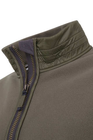 Herren Fleecejacke Modell Oliver in Ilvy grün, Detailansicht– weiche, warme Jacke mit Stehkragen und Reißverschluss, ideal für Outdoor und Alltag.“