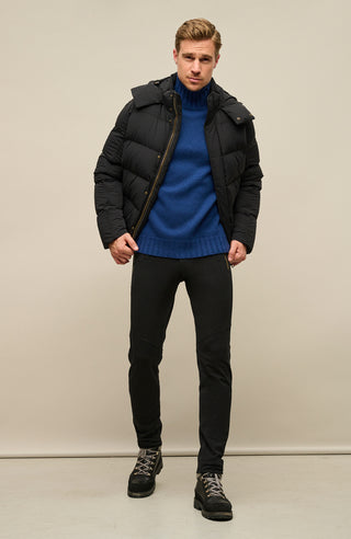 equeme Herrenhose aus Natural Powerstretch – Modell Collin-NP in Farbe 01-0 (Schwarz) in der Vorderansicht am Model. Funktionale, elastische Outdoorhose für Alltag, Wandern oder Reisen.