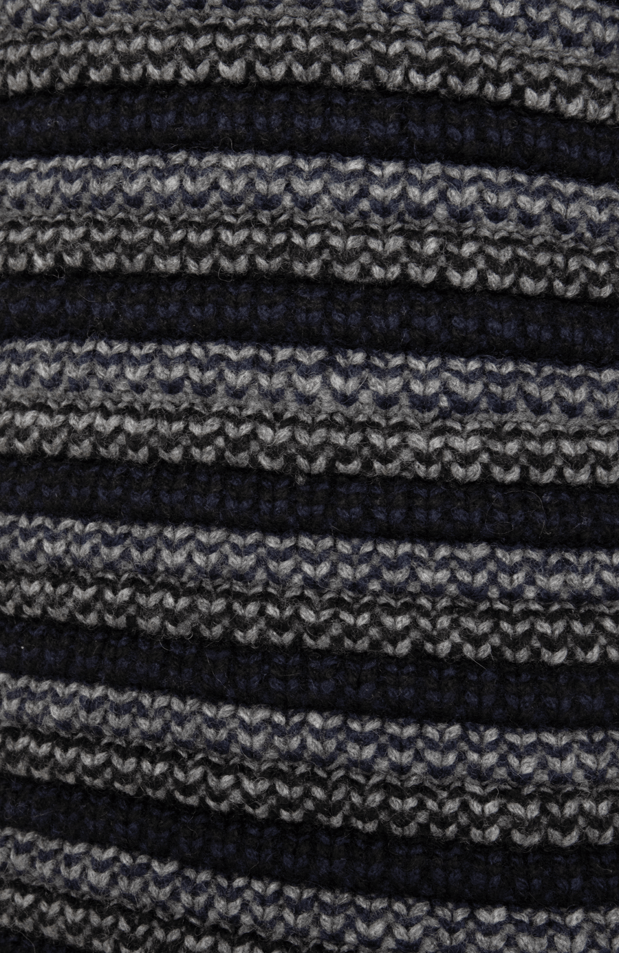 Herren Kaschmirpullover Modell 717541 Simon-CWS in multiblau, Detailansicht – handstrickähnliche Verarbeitung aus Italien, luxuriöse Feinstrickqualität.