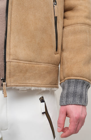 Herren-Lederjacke Modell Alvin MV in Farbe camel – Detailansicht mit Stehkragen und Lammfellfutter