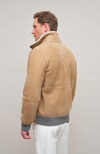 Herren-Lederjacke Modell Alvin MV in Farbe camel – Rueckansicht Model mit Stehkragen und Lammfellfutter