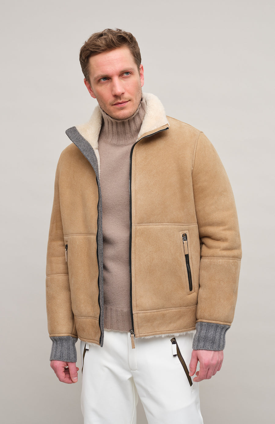 Herren-Lederjacke Modell Alvin MV in Farbe camel – Model Vorderansicht mit Stehkragen und Lammfellfutter