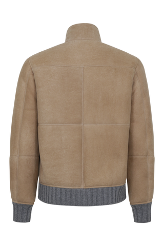 Herren-Lederjacke Modell Alvin MV in Farbe camel – Rueckansicht mit Stehkragen und Lammfellfutter