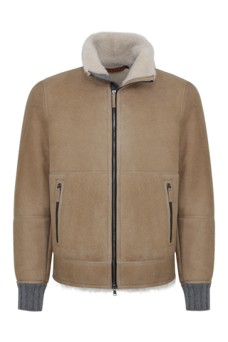 Herren-Lederjacke Modell Alvin MV in Farbe camel – Vorderansicht mit Stehkragen und Lammfellfutter