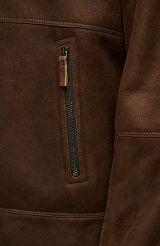 Herren-Lederjacke Modell Alvin MV in Farbe darkbrown– Detailansicht mit Stehkragen und Lammfellfutter