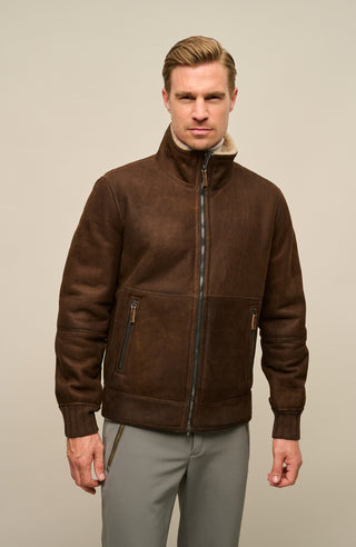 Herren-Lederjacke Modell Alvin MV in Farbe darkbrown– Vorderansicht Model mit Stehkragen und Lammfellfutter
