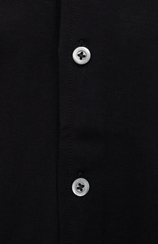 Herren Polohemd Marlon in der Farbe Black – Detailansicht mit klassischem Kragen und Knopfleiste, sportlich-eleganter Look aus weicher Baumwolle.