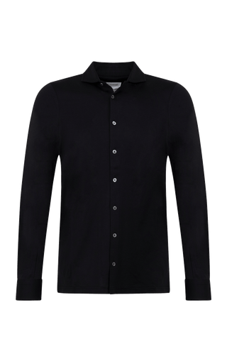 Herren Polohemd Marlon in der Farbe Black – Vorderansicht mit klassischem Kragen und Knopfleiste, sportlich-eleganter Look aus weicher Baumwolle.