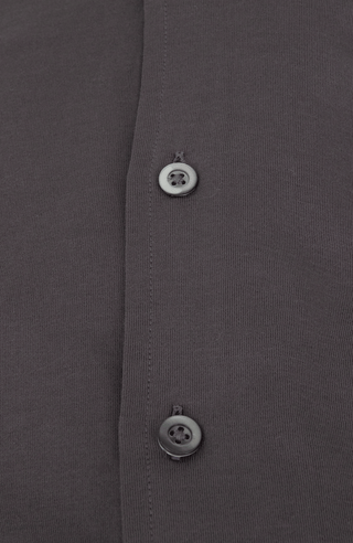 Herren Polohemd Marlon in der Farbe Falcon – Detailansicht mit klassischem Kragen und Knopfleiste, sportlich-eleganter Look aus weicher Baumwolle.