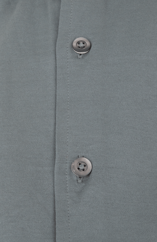 Herren Polohemd Marlon in der Farbe Salvia – Detailansicht mit klassischem Kragen und Knopfleiste, sportlich-eleganter Look aus weicher Baumwolle.