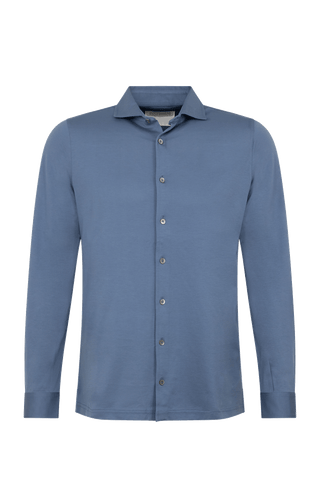 Herren Polohemd Marlon in der Farbe Denim – Vorderansicht mit klassischem Kragen und Knopfleiste, sportlich-eleganter Look aus weicher Baumwolle.