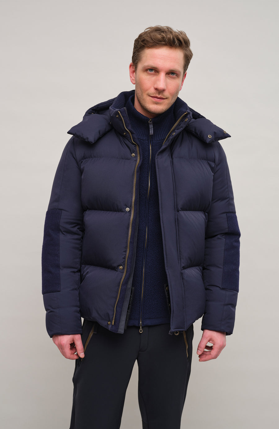 Frauenschuh Herren-Skijacke mit Daunenfüllung, Modell 724717 Teddy-LIN, Farbe Dunkelblau  – Vorderansicht am Model der luxuriösen Winterjacke aus Light Italian Nylon mit Loden-Details.