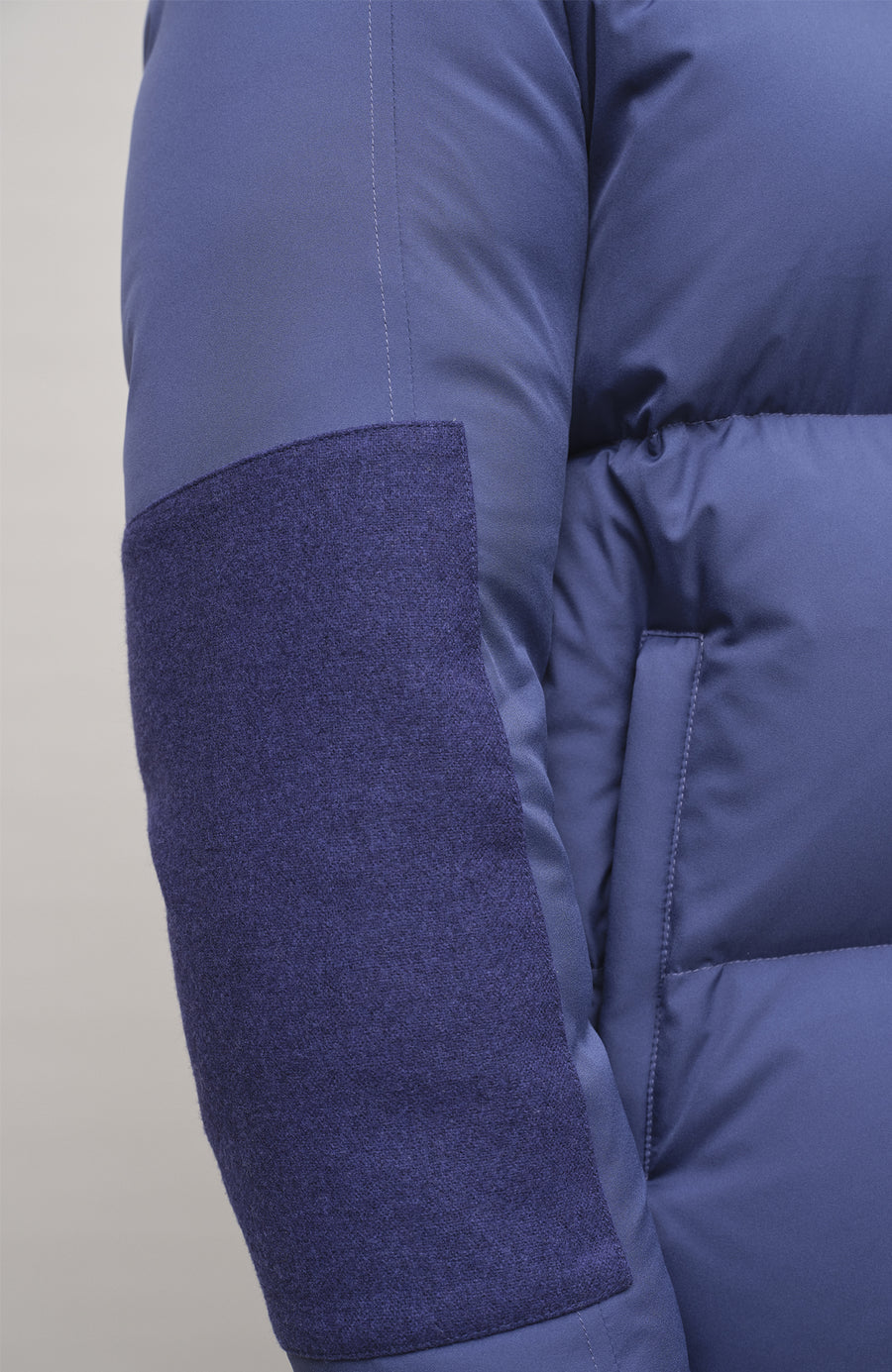Frauenschuh Herren-Skijacke mit Daunenfüllung, Modell 724717 Teddy-LIN, Farbe Alaskablue – Detailansicht am Model der luxuriösen Winterjacke aus Light Italian Nylon mit Loden-Details.
