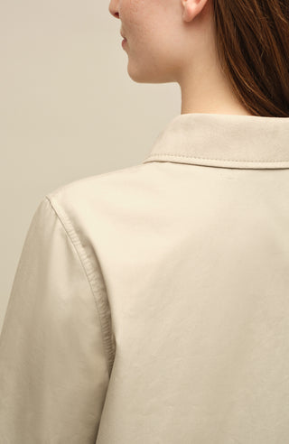 Detailansicht am Model der Jacke aus Bio-Baumwolle, Modell 612608 RiaMulti-ODC in der Farbe sandstone (2350), gerade geschnitten, wasser- und windabweisend.