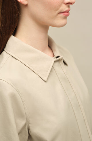 Detailansicht am Model vorne der Jacke aus Bio-Baumwolle, Modell 612608 RiaMulti-ODC in der Farbe sandstone (2350), gerade geschnitten, wasser- und windabweisend.