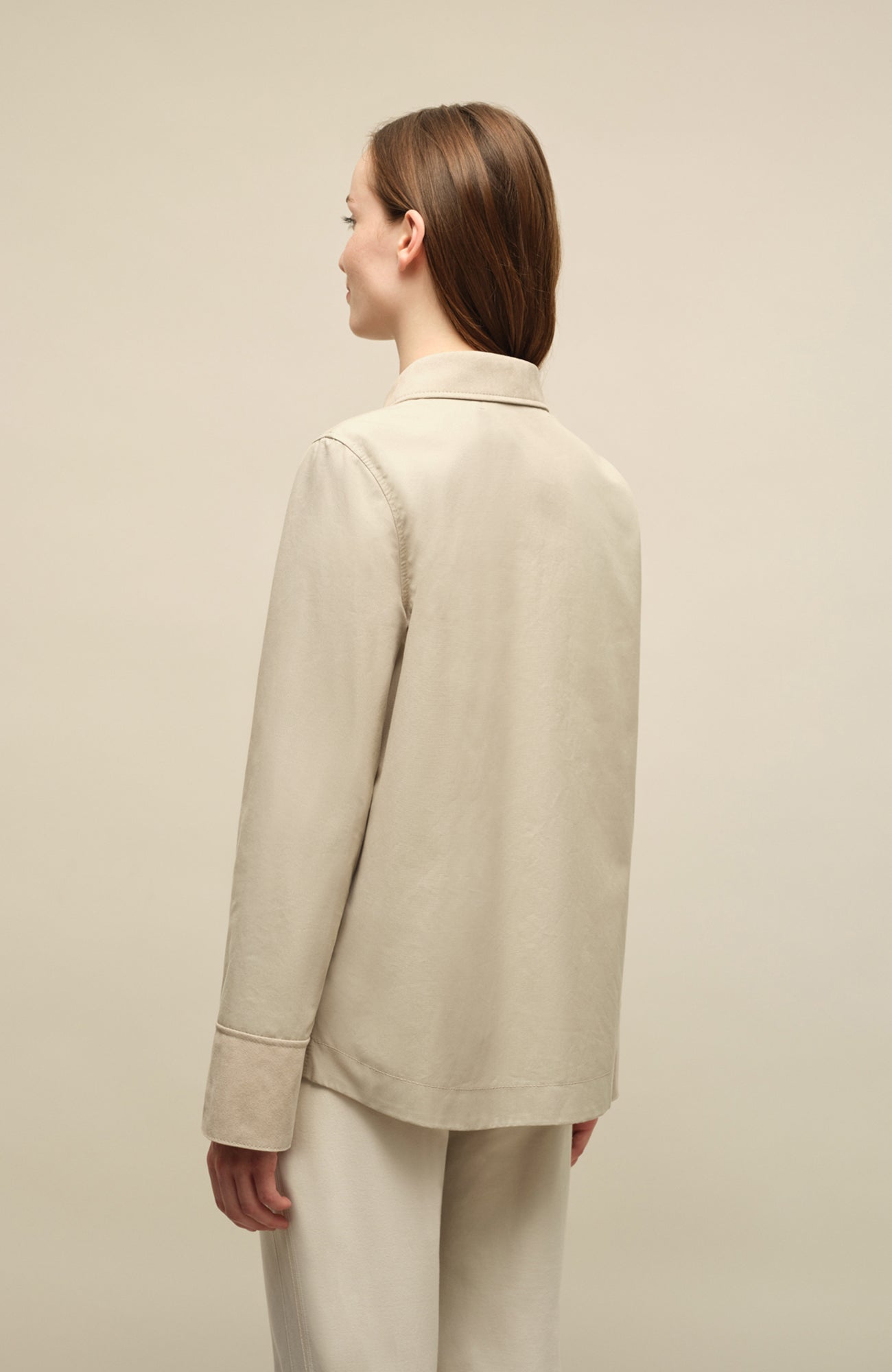 Rueckansicht am Model der Jacke aus Bio-Baumwolle, Modell 612608 RiaMulti-ODC in der Farbe sandstone (2350), gerade geschnitten, wasser- und windabweisend.