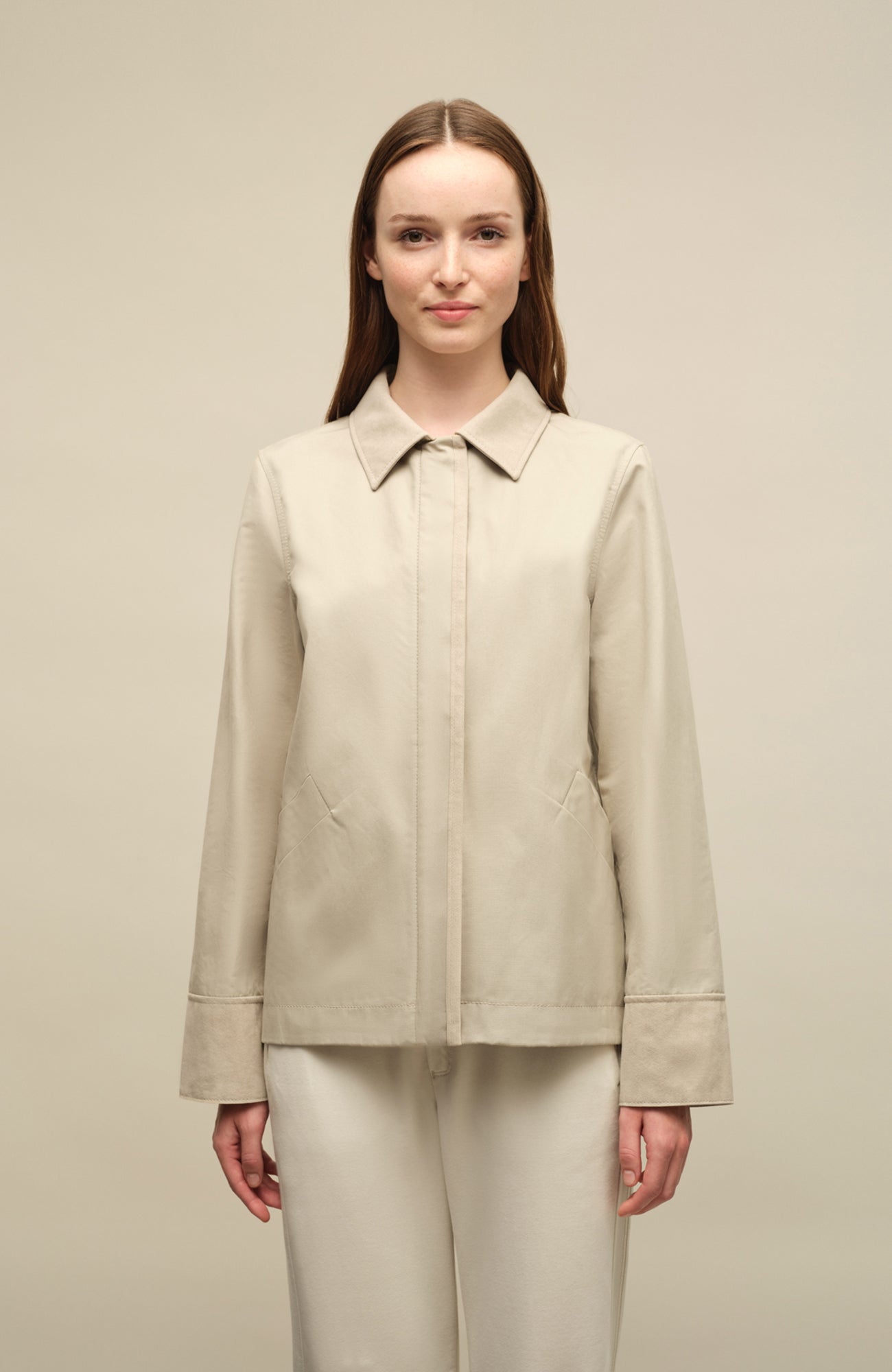 Vorderansicht der Jacke aus Bio-Baumwolle, Modell 612608 RiaMulti-ODC in der Farbe sandstone (2350), gerade geschnitten, wasser- und windabweisend.