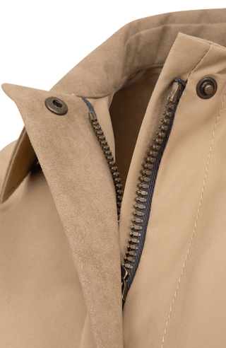 Detailansicht der Jacke aus Bio-Baumwolle, Modell 612608 RiaMulti-ODC in der Farbe Caramel (940), gerade geschnitten, wasser- und windabweisend.