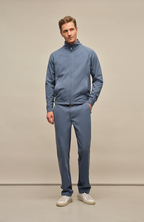 Jacke James & Hose Eric aus Baumwolle in Sommerfarbe Denim – leicht, komfortabel und stilvoll für warme Tage. Perfekt für einen entspannten, urbanen Look mit sommerlicher Leichtigkeit.