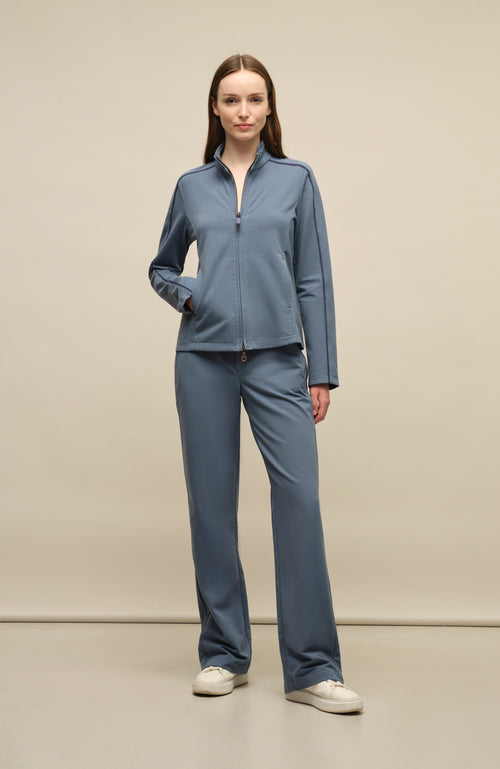 The Jill jacket meets the Isa pants made from the finest Italian felpa – a harmonious blend of sustainability and style.