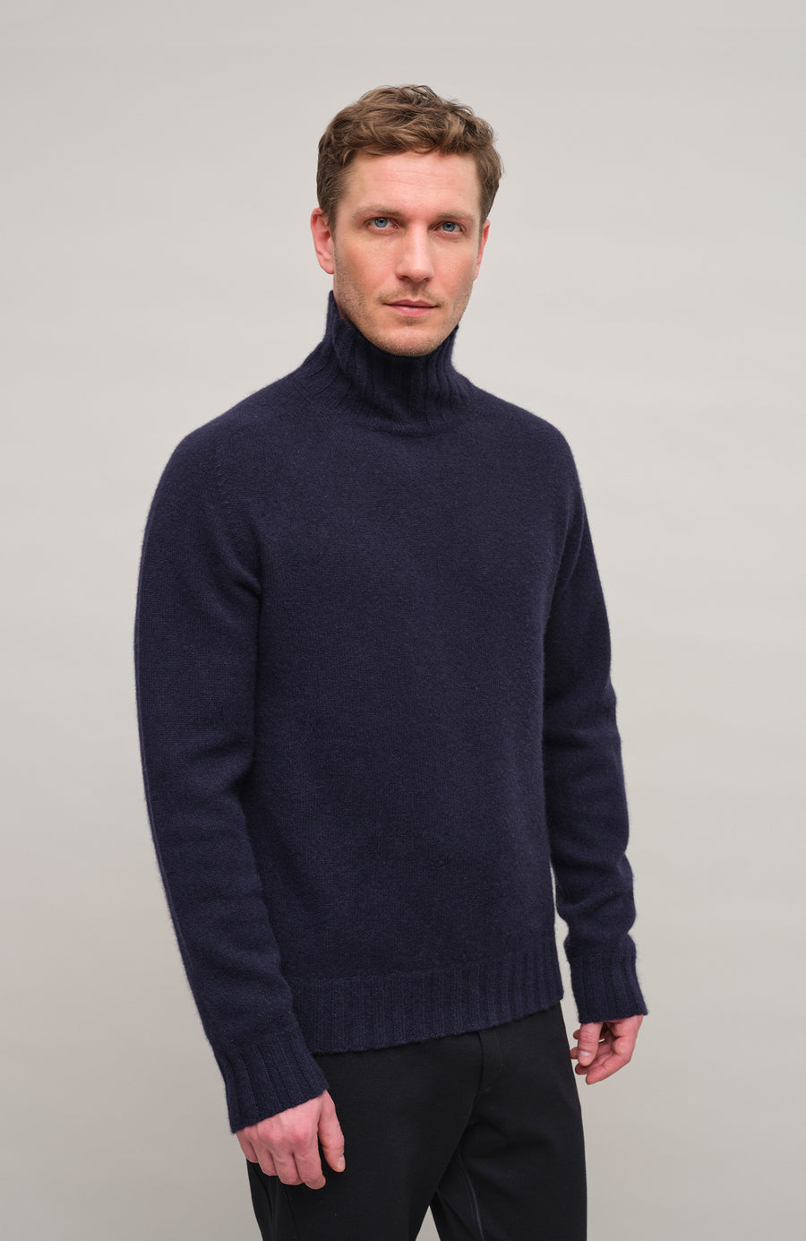 Kaschmir Rollkragenpullover Herren Aiden-WS 086549 in Dunkelblau (Farbe 1630 midnight) – Vorderansicht am Model