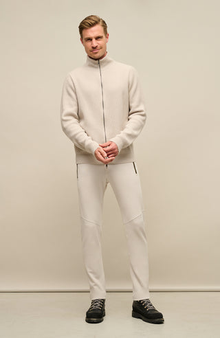 Kaschmirjacke Kirk2.0-WS in Farbe Beige, Vorderansicht am Model Metallreißverschluss, elegante Herrenjacke aus hochwertigem Kaschmir von Frauenschuh