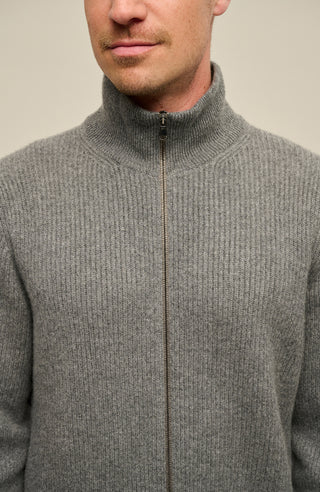 Kaschmirjacke Kirk2.0-WS in Farbe 1310 Cliff, Detailasnciht am Model, Metallreißverschluss, elegante Herrenjacke aus hochwertigem Kaschmir von Frauenschuh