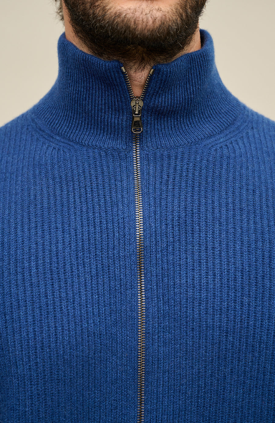Kaschmirjacke Kirk2.0-WS in Farbe Alaskablue, Detailansicht am Model, Metallreißverschluss, elegante Herrenjacke aus hochwertigem Kaschmir von Frauenschuh