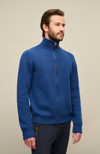 Kaschmirjacke Kirk2.0-WS in Farbe Alaskablue, Vorderansicht am Model Metallreißverschluss, elegante Herrenjacke aus hochwertigem Kaschmir von Frauenschuh