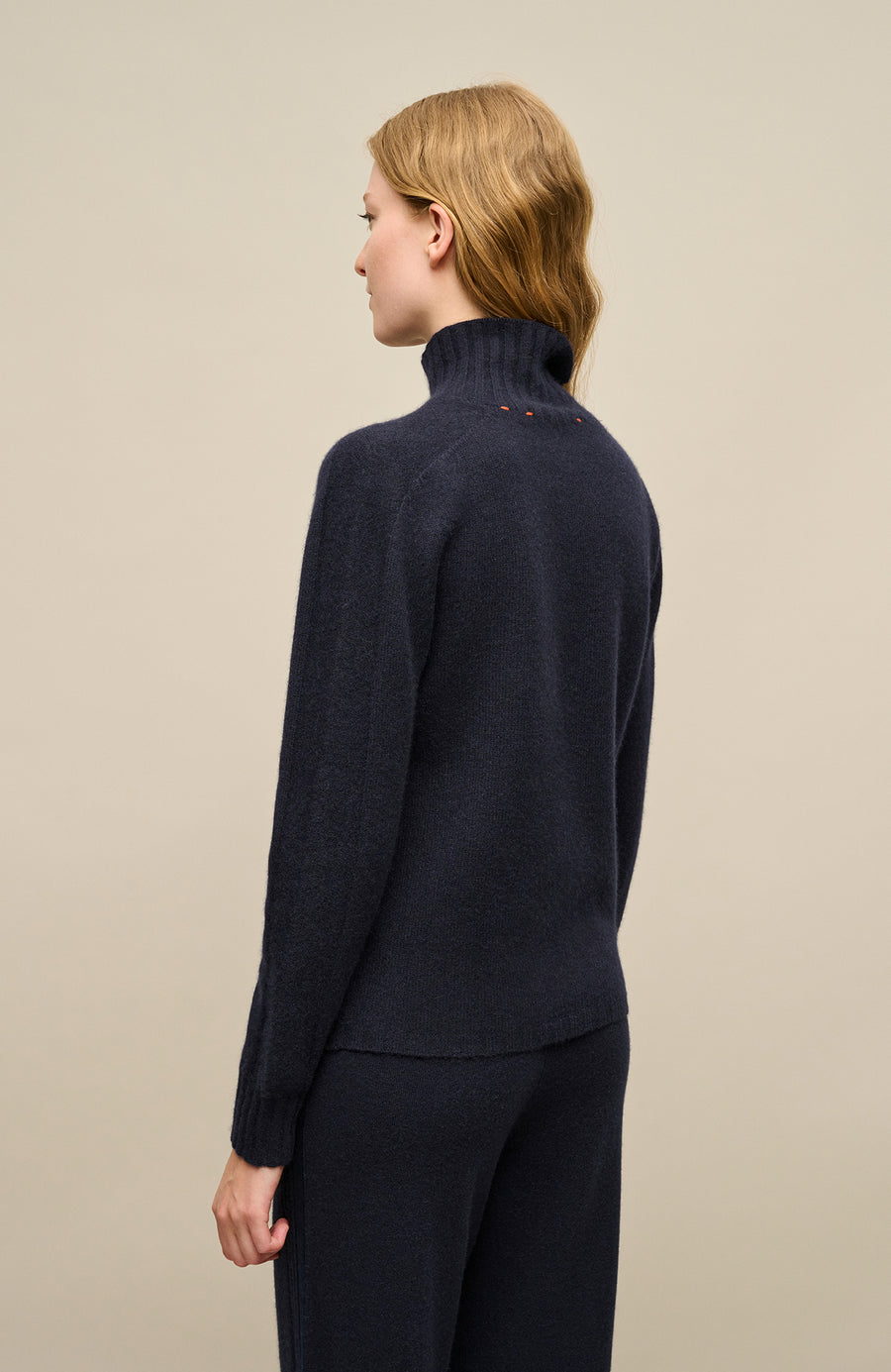 Kaschmirpullover für Damen von Frauenschuh in der Farbe midnight Model Rueckansicht.