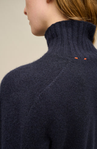 Kaschmirpullover für Damen von Frauenschuh in der Farbe midnight Model Detailansicht.