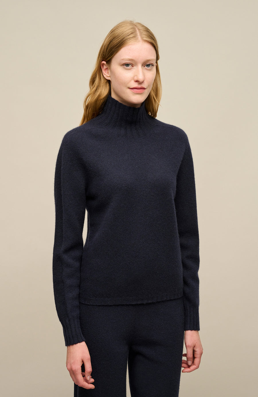 Kaschmirpullover für Damen von Frauenschuh in der Farbe midnight Model Vorderansicht