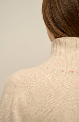 Kaschmirpullover für Damen von Frauenschuh in der Farbe camel Model Detailansicht.