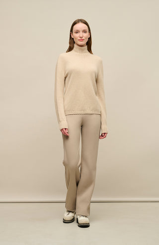 Kaschmirpullover für Damen von Frauenschuh in der Farbe camel Model Vorderansicht.