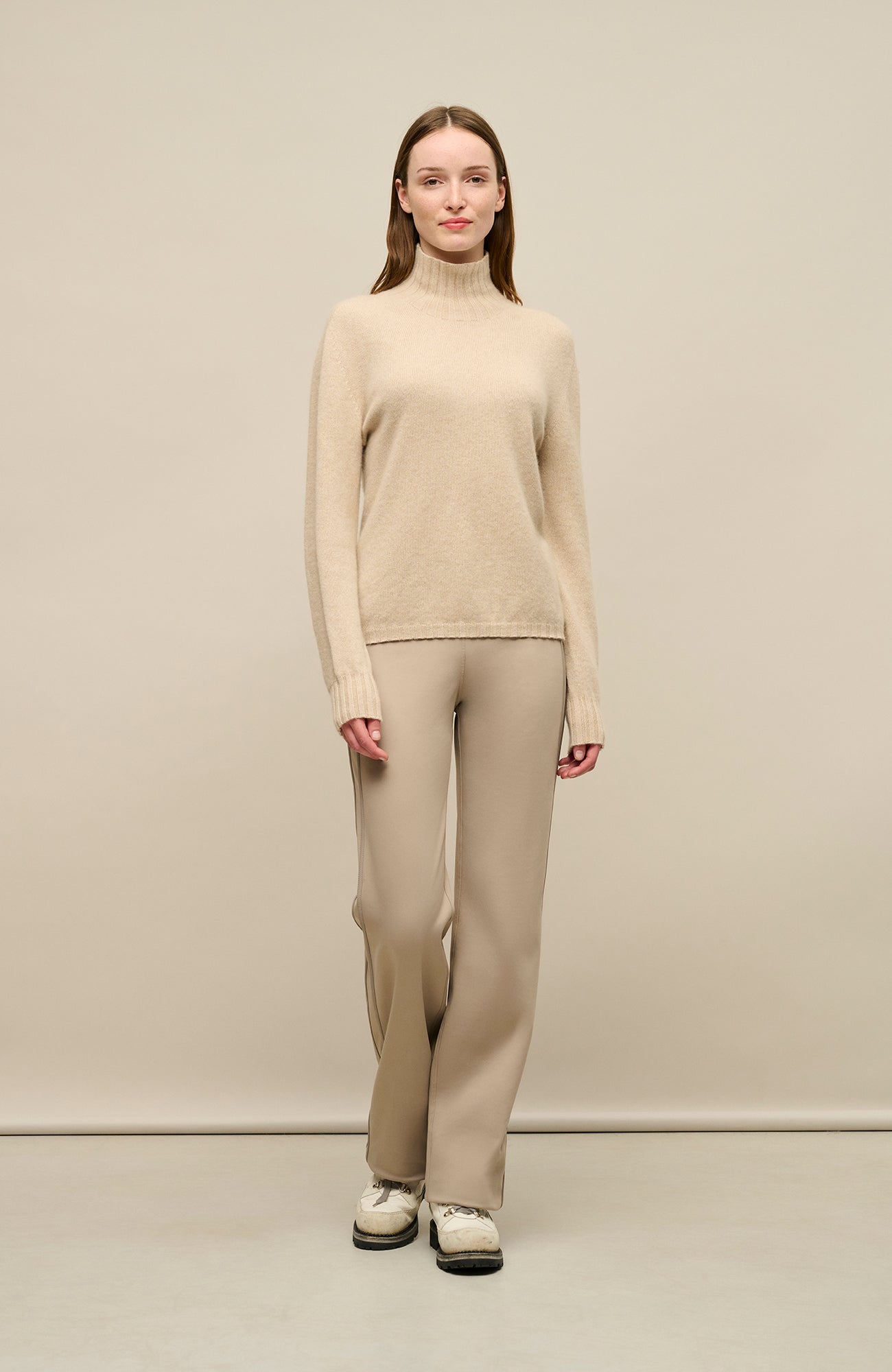 Kaschmirpullover für Damen von Frauenschuh in der Farbe camel Model Vorderansicht.