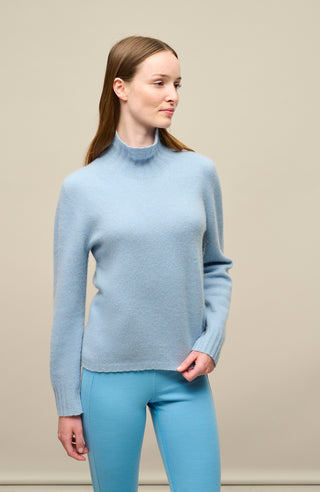Kaschmirpullover für Damen von Frauenschuh in der Farbe skyblue Model Vorderansicht.