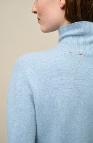 Kaschmirpullover für Damen von Frauenschuh in der Farbe skyblue Model Detailansicht.
