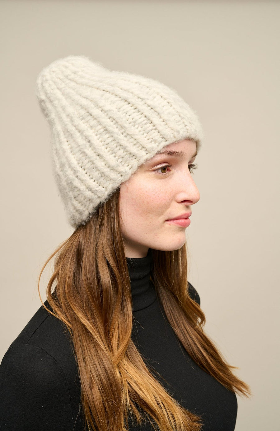 KathiMulti Bi-Color Strickmütze aus Kaschmir. Weich wie Seide, handgestrickt mit klassischem Mützen-Rippstrick. Multi-Color-Optik. Liegt angenehm auf der Haut, juckt nicht und schenkt Wärme. In der Farbe Beige (Farbe: creme)