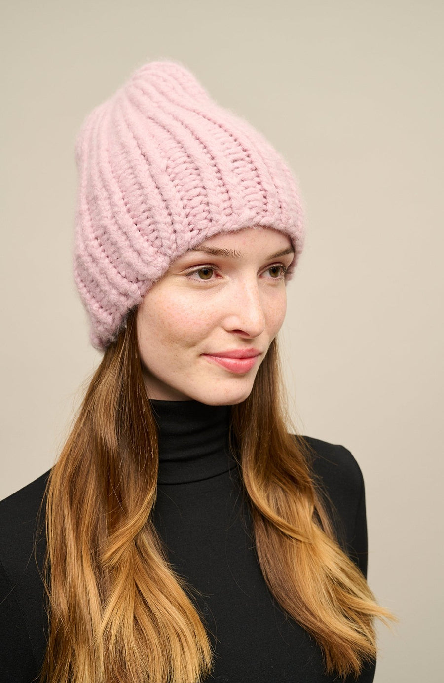 KathiMulti Bi-Color Strickmütze aus Kaschmir. Weich wie Seide, handgestrickt mit klassischem Mützen-Rippstrick. Multi-Color-Optik. Liegt angenehm auf der Haut, juckt nicht und schenkt Wärme. In der Farbe Rosa (Farbe: rose)