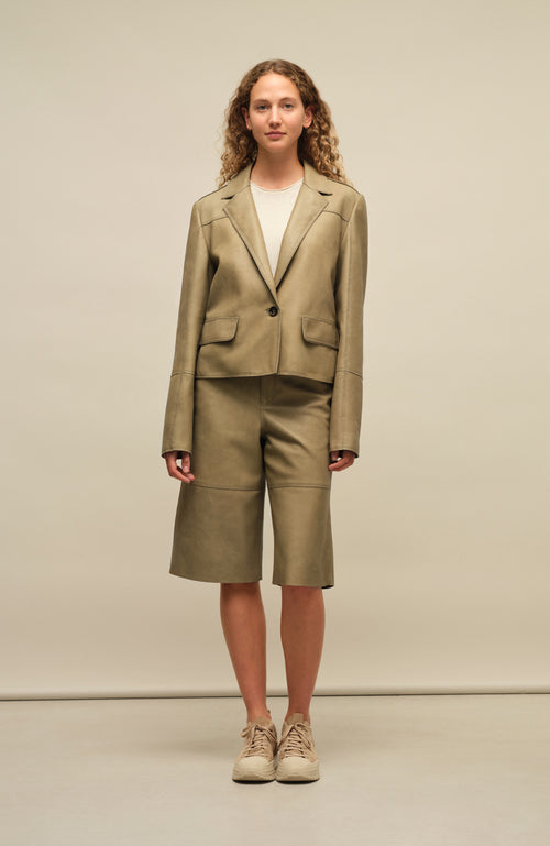 Modern and aesthetic: The Lin leather blazer meets the Kati Bermuda shorts – a stylish duo.