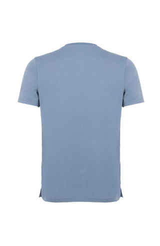 Rückansicht des Herren-Kurzarmshirts mit Rundhalsausschnitt in Hellblau (Farbe 209-0 Denim), Modell EMIL-SJ (Artikel 271606) von Frauenschuh – schlichtes, klassisches T-Shirt aus hochwertigem, weichem Material, gefertigt in Österreich, ideal für Alltag und Freizeit