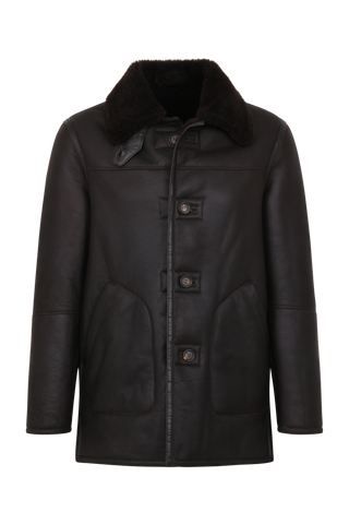 Dunkelbraune Cabanjacke aus weichem Lammfell mit Fellkragen, beidseitig tragbar, markanten Hornknöpfen und ikonischer Schließe – moderner, komfortabler Stil.