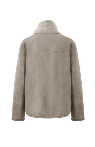 Damen Lammfellcape Modell Dolli in der Farbe savanna Rueckansicht – edles Cape aus weichem Lammfell mit fließendem Schnitt, stilvoll und wärmend für die kalte Jahreszeit.“