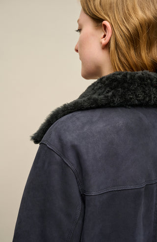 Damen Lammfellcape Modell Dolli in der Farbe midnight Model Detailansicht – edles Cape aus weichem Lammfell mit fließendem Schnitt, stilvoll und wärmend für die kalte Jahreszeit.“