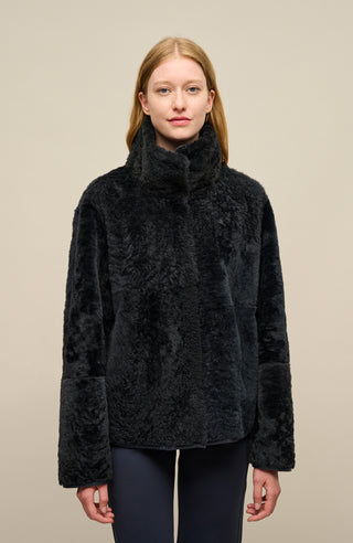 Damen Lammfellcape Modell Dolli in der Farbe midnight Model Vorderansicht– edles Cape aus weichem Lammfell mit fließendem Schnitt, stilvoll und wärmend für die kalte Jahreszeit.“