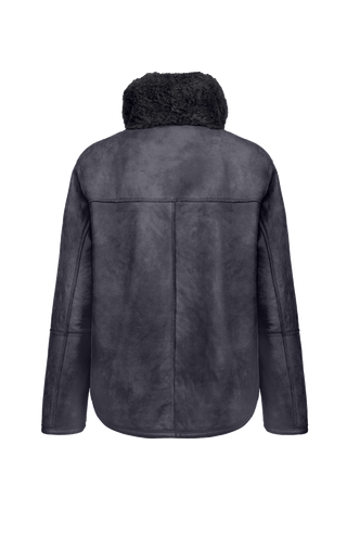 Damen Lammfellcape Modell Dolli in der Farbe midnight Rueckansicht – edles Cape aus weichem Lammfell mit fließendem Schnitt, stilvoll und wärmend für die kalte Jahreszeit.“