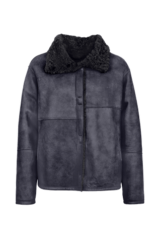 Damen Lammfellcape Modell Dolli in der Farbe midnight Vorderansicht – edles Cape aus weichem Lammfell mit fließendem Schnitt, stilvoll und wärmend für die kalte Jahreszeit.“