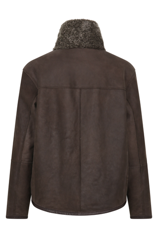 Damen Lammfellcape Modell Dolli in der Farbedunkelbraun Rueckansicht – edles Cape aus weichem Lammfell mit fließendem Schnitt, stilvoll und wärmend für die kalte Jahreszeit.“